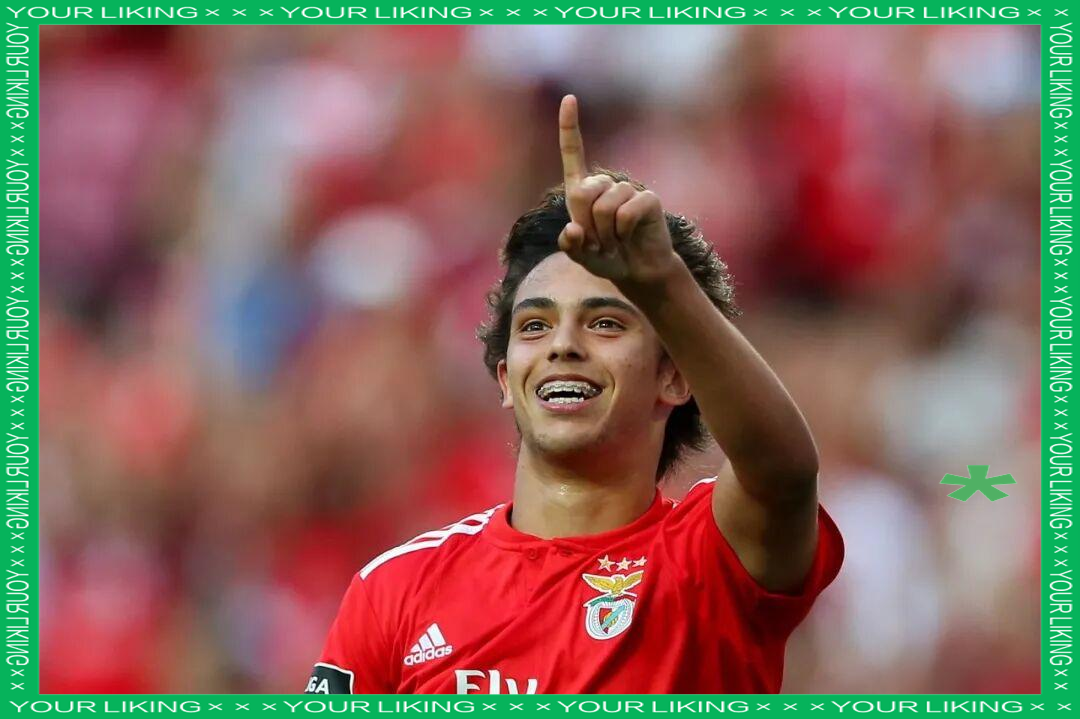 阿贾克斯球迷现场燃放视频