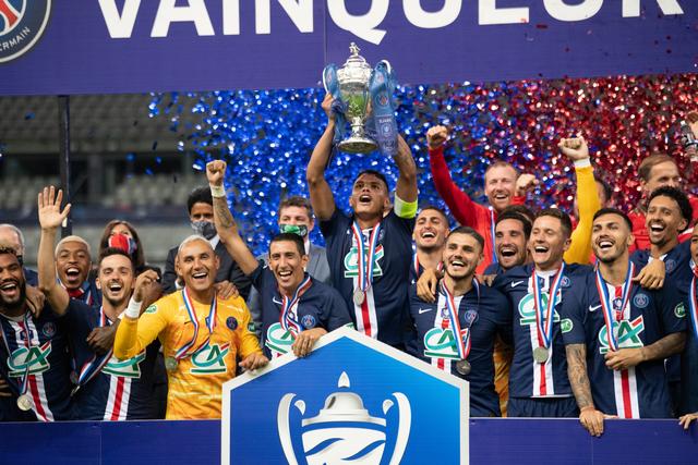 玄冥二老按住赵敏日